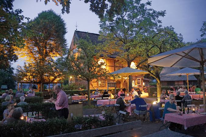 Stimmungsvoller Restaurantgarten im Ammerland